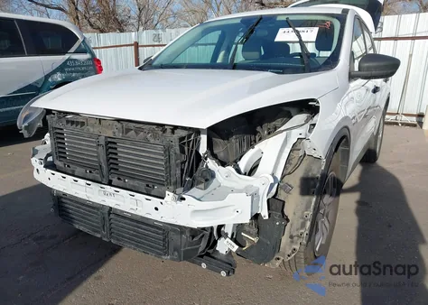 2021 Ford Escape S z USA, uszkodzony, nr VIN 1FMCU9F67MUA94602